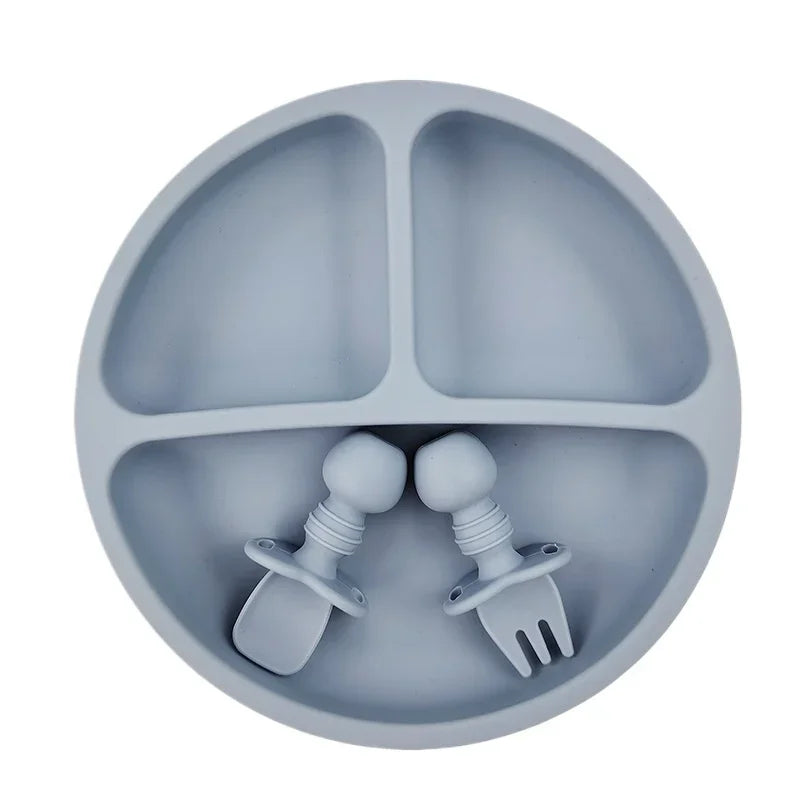 Set de Alimentación Silicona Antiderrames Nube™ – Plato Ventosa + Cubiertos Ergonómicos